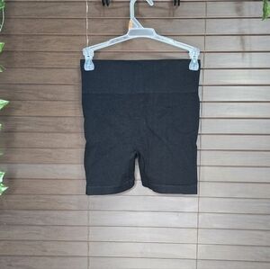NWOT Hi Rise Ribbed Seamless Black Scrunch Butt Womens Workout Shorts Size Small